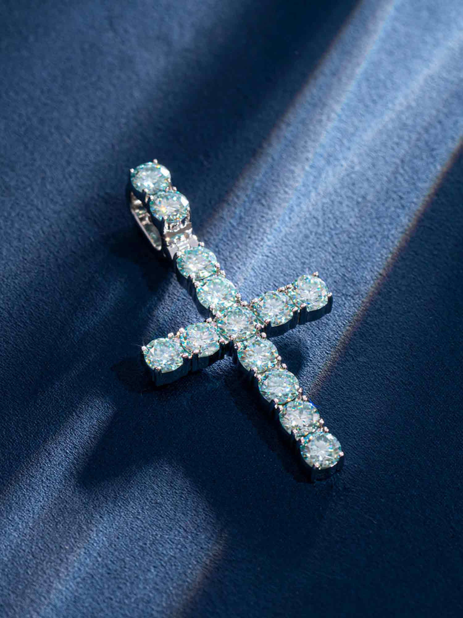 13CT Blue Moissanite Cross Pendant - Image 4