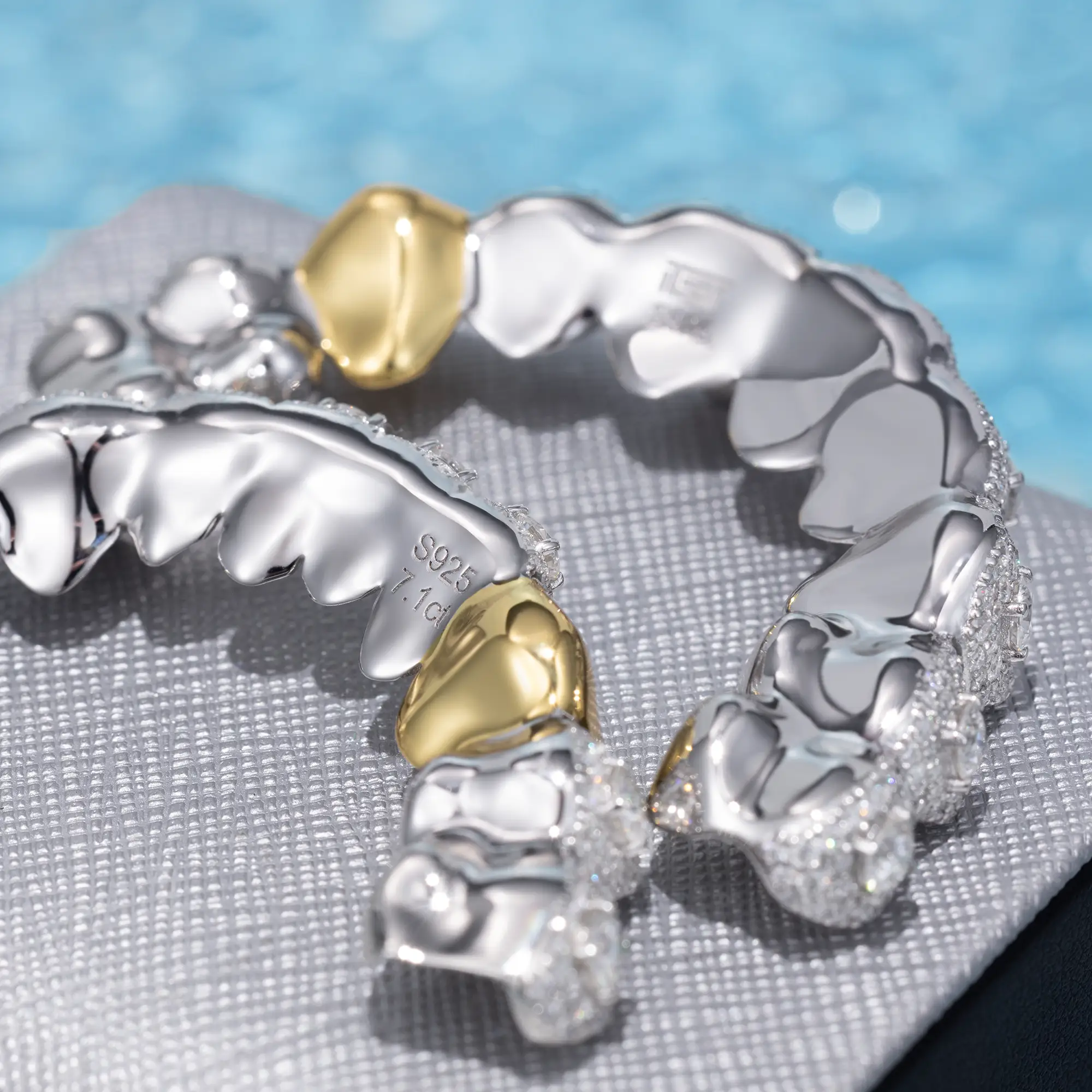 16 Pointer Stone On Center w Gold Fang Grillz - Image 2