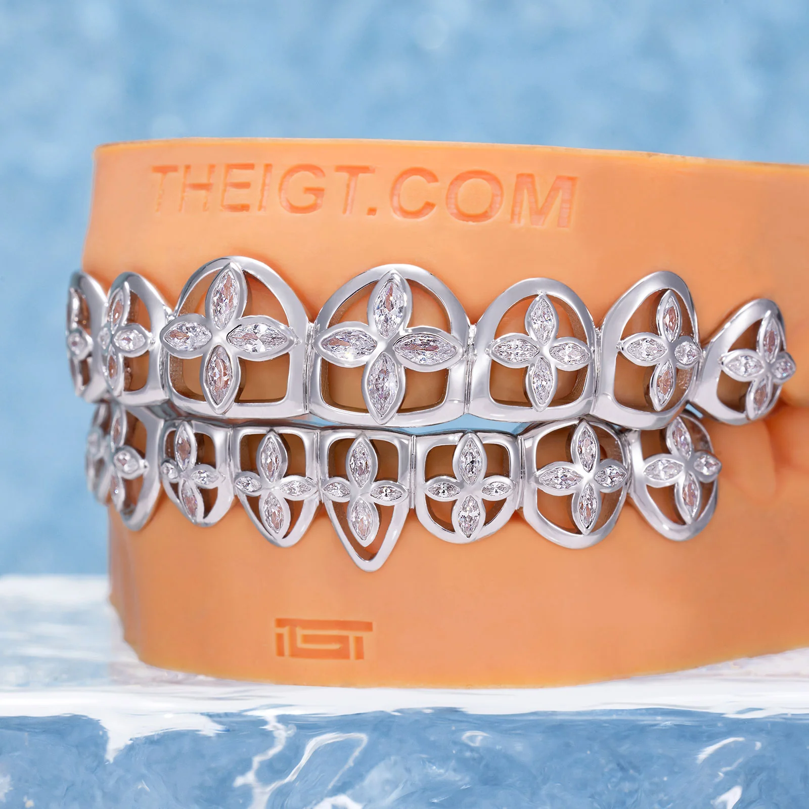 Monogram Clover Cut-Out Grillz - Image 4