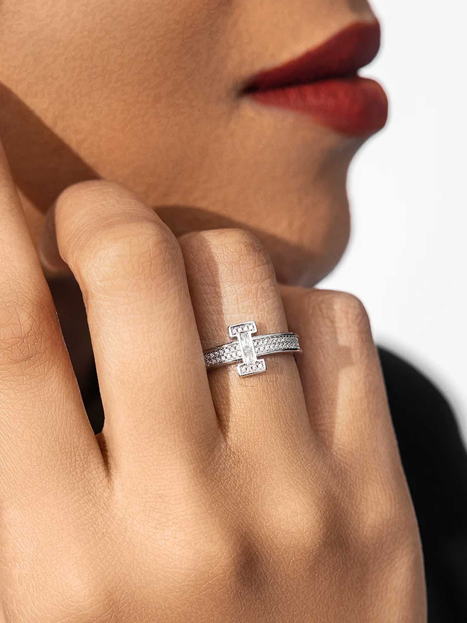 S925 Moissanite Letter I Ring - Image 4